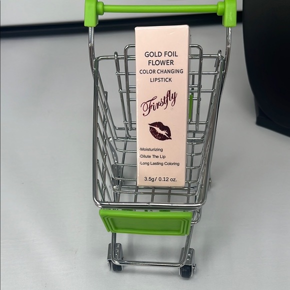 NWT Lipstick Changing color - Picture 2 of 4